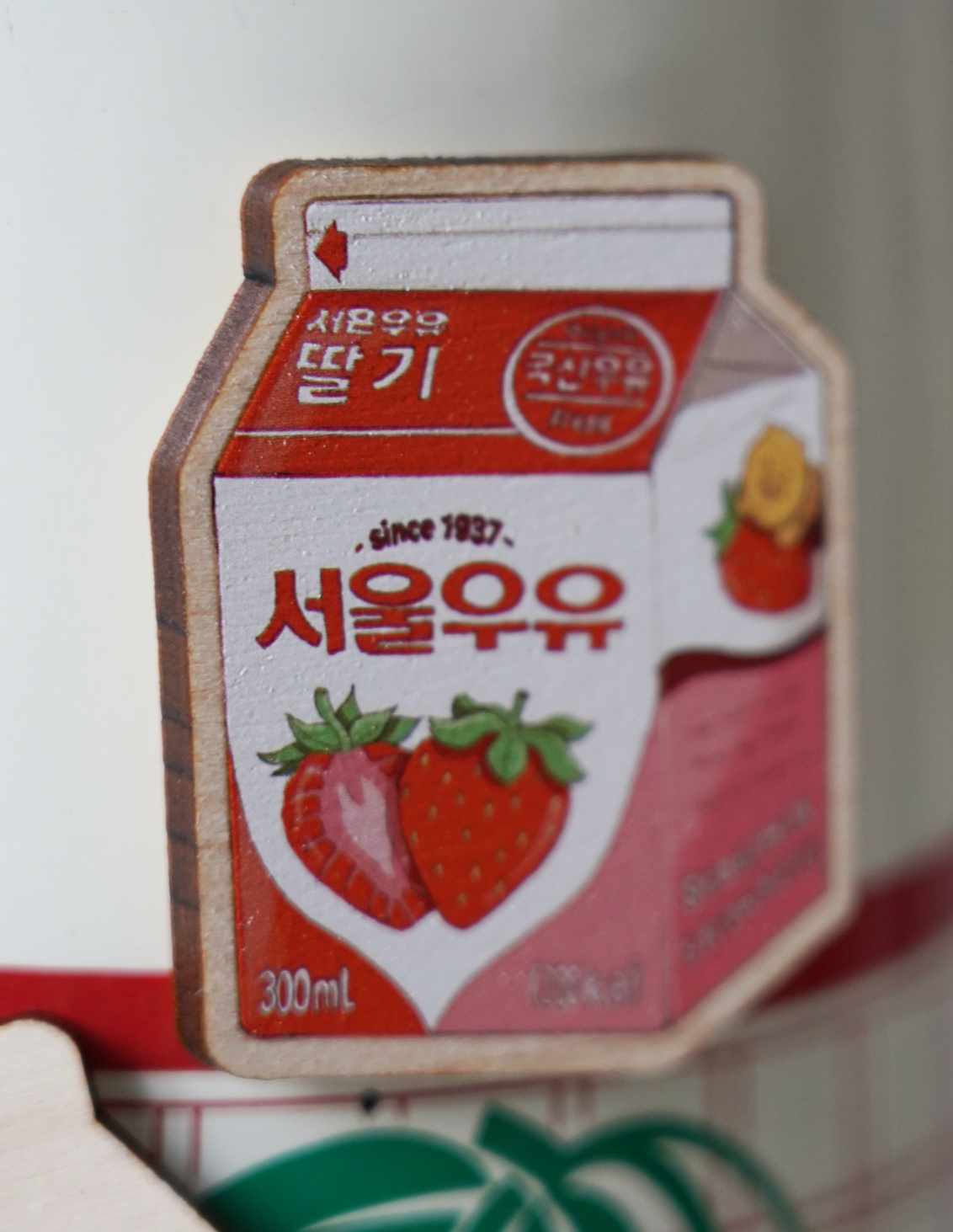 Magnet en bois - Lait à la fraise